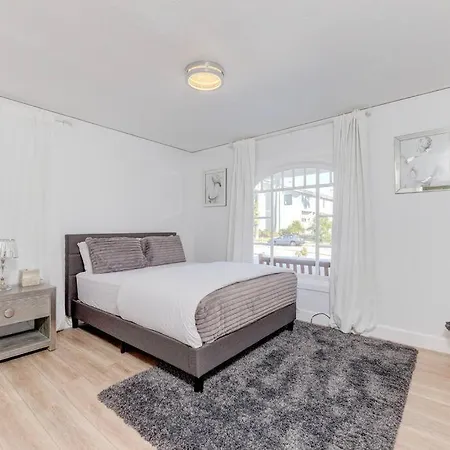 Lovely White Beach House Redondo Beach Exterior photo